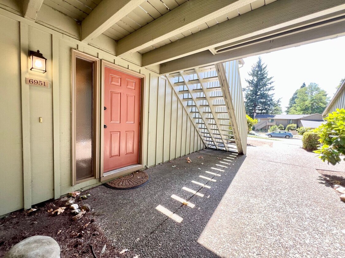 Primary Photo - 2 Bed 1 Bath Apartment in Lake Oswego!