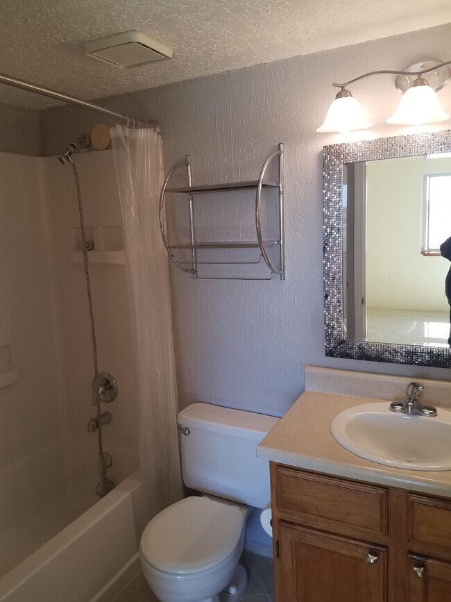 Baño de medicina - 3301 Monroe St NE