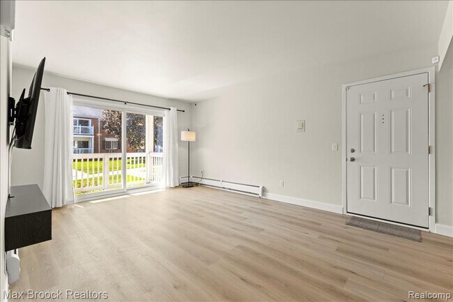 Building Photo - 2425 Torquay Ave