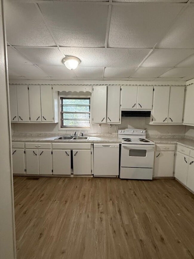 Building Photo - Renovated 3 Bedroom 1 Bath Home for Rent! ...