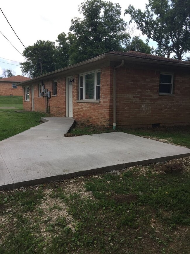 Building Photo - 2 Bedroom 1 Bath Duplex Convenient to westside industries and Ivy Tech