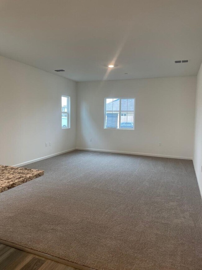 Foto del edificio - 1342 W Ryan Ave
