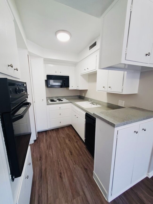 Building Photo - 110 S Swall Dr