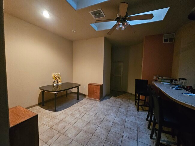 Estudio y barra de cocina - 8879 Sunset Ave