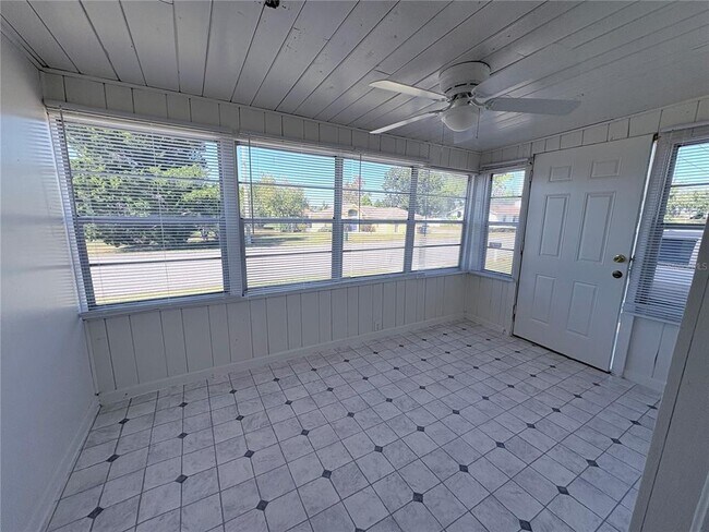 Building Photo - 2320 Crest Dr