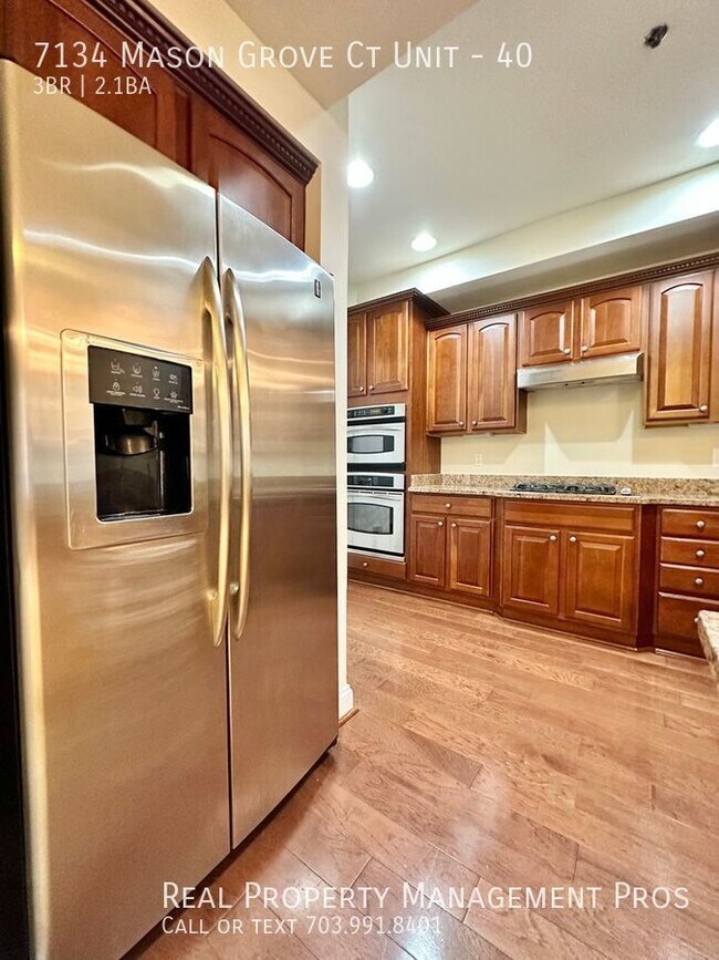 Foto del edificio - STUNNING THREE LEVEL THREE BED 2.5 BATH TO...