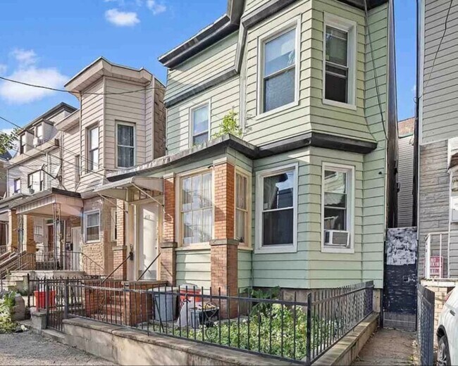 Building Photo - 410 14th St