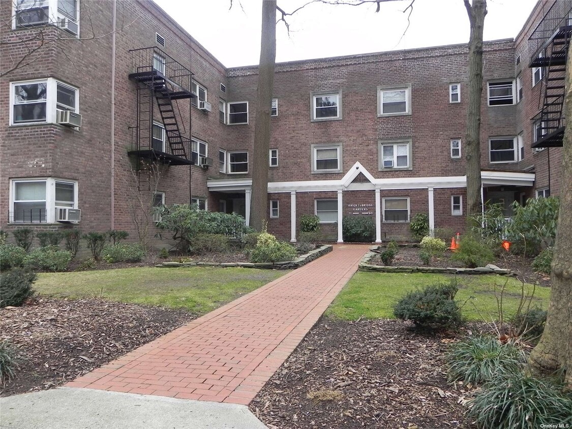 40 Knightsbridge Rd Unit 3E, Great Neck, NY 11021 Room for Rent in