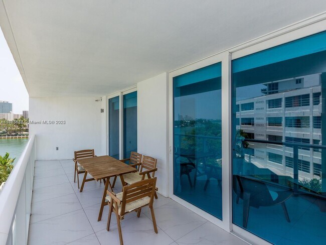 Foto del edificio - 9821 E Bay Harbor Dr