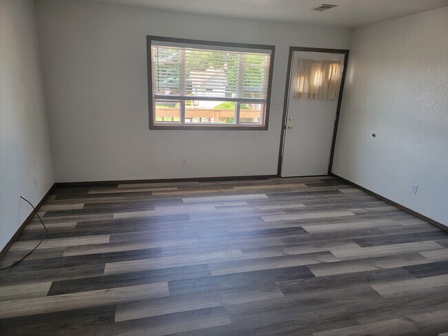 Foto del edificio - 242 E Carlson St