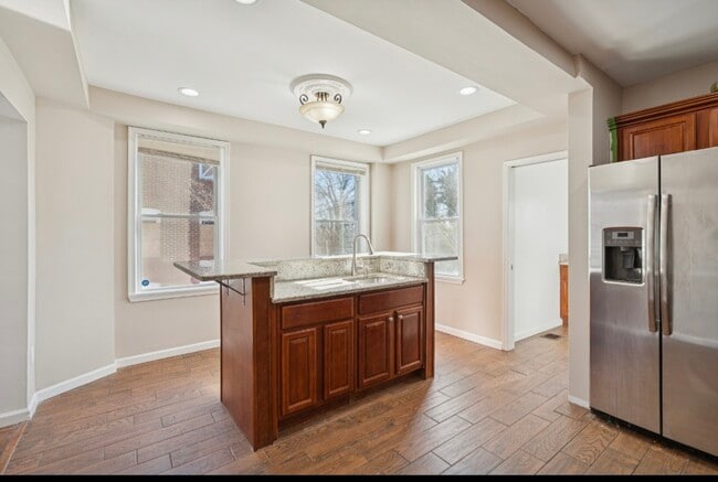 Building Photo - 3343 Ravenwood Ave
