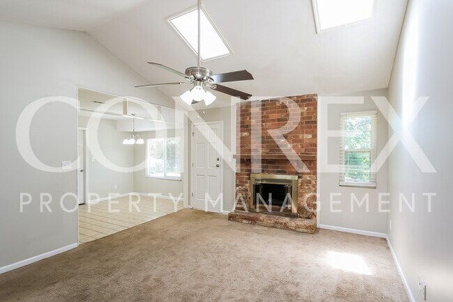Building Photo - Quaint Three Bedroom w/Garage