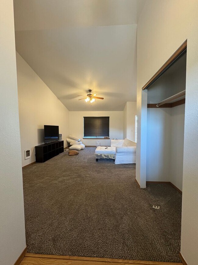 Foto del edificio - 3-Bedroom Home for Lease with Fenced Backyard