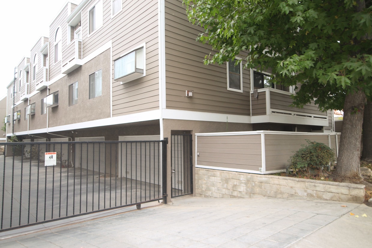 Bien mantenido complejo - 1955 Barry Ave