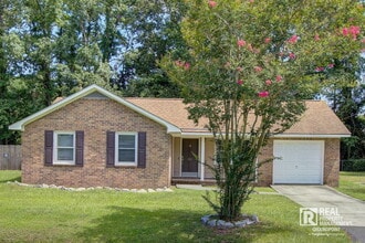 Building Photo - 443 Robin Dr