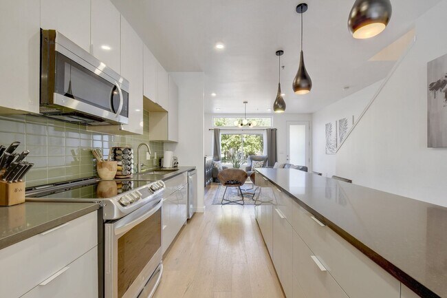 Building Photo - Luxurious Contemporary Condo in the Heart ...