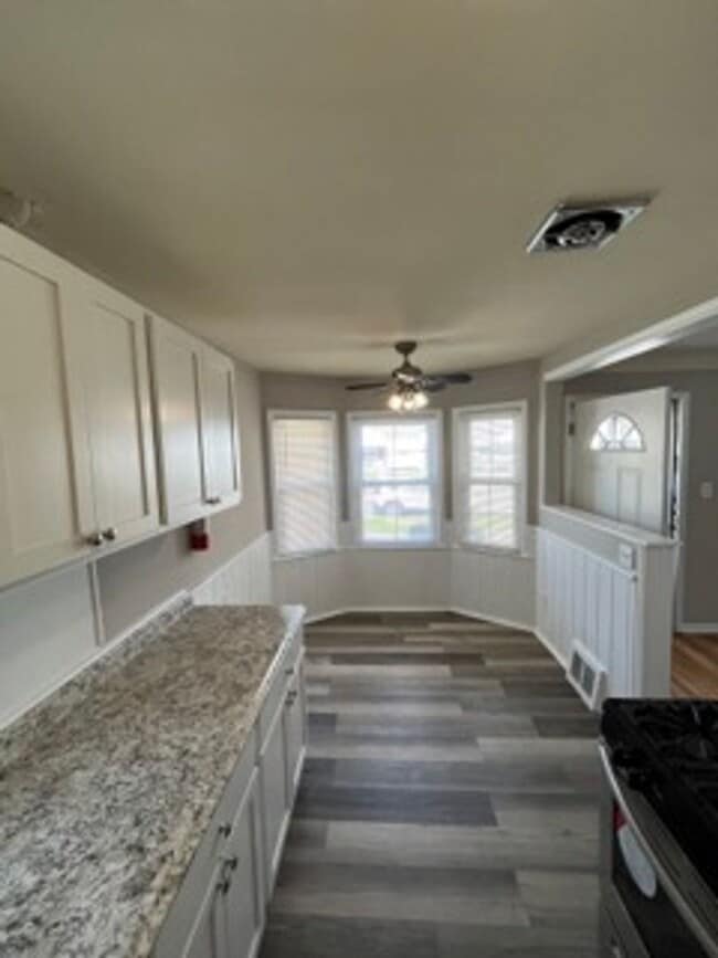 Building Photo - Beautifully maintained 3 bed - 1.5 Bath in Lincoln Park!