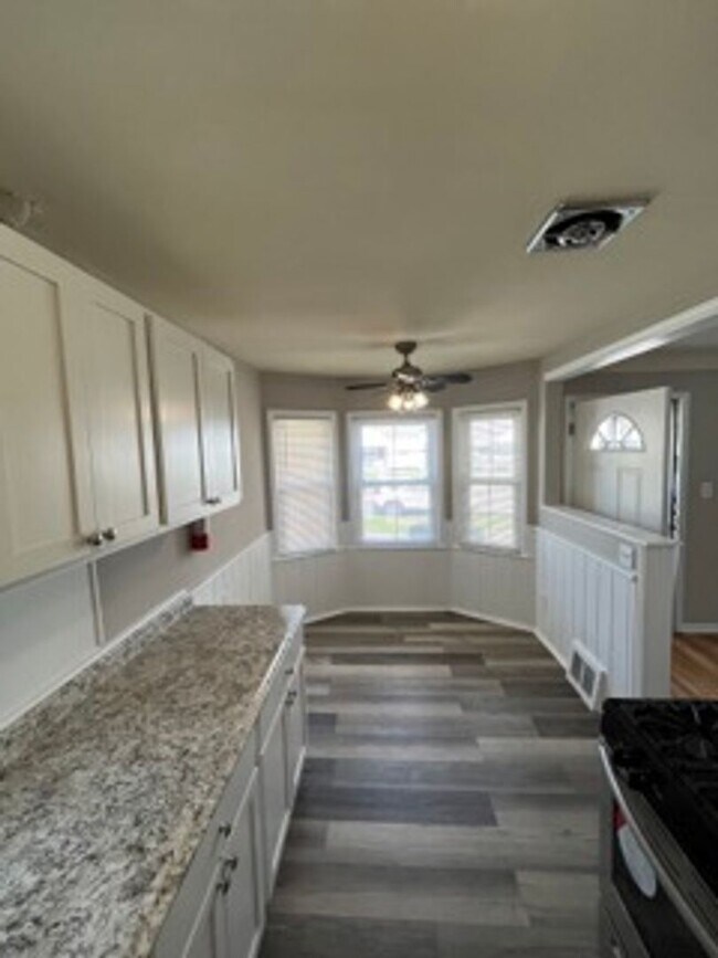 Foto del edificio - Beautifully maintained 3 bed - 1.5 Bath in Lincoln Park!