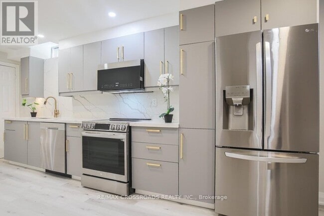 Building Photo - 87 Woodriver St