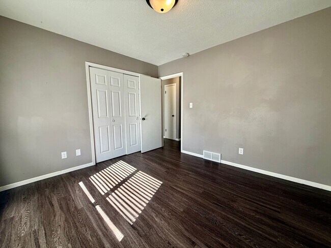 Foto del edificio - 2341 Fairway Ln