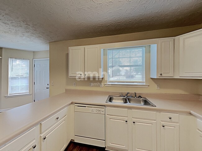 Building Photo - 300 Carriage Lake Ln