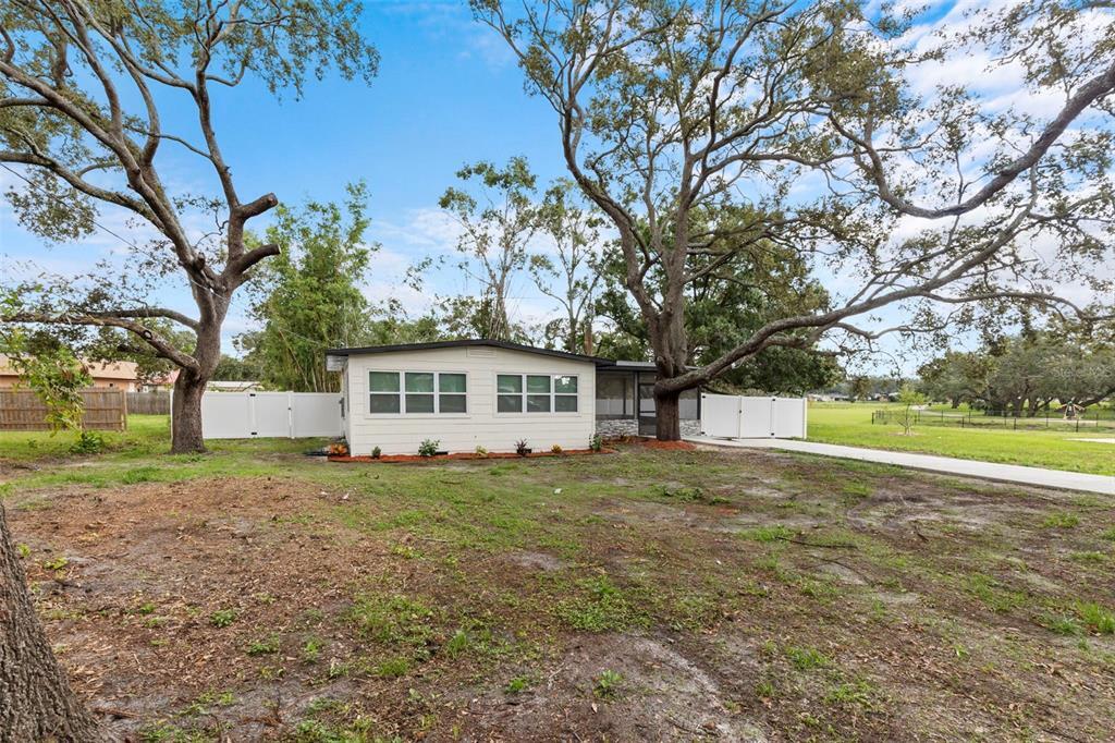 Primary Photo - 715 W Bougainvillea Ave