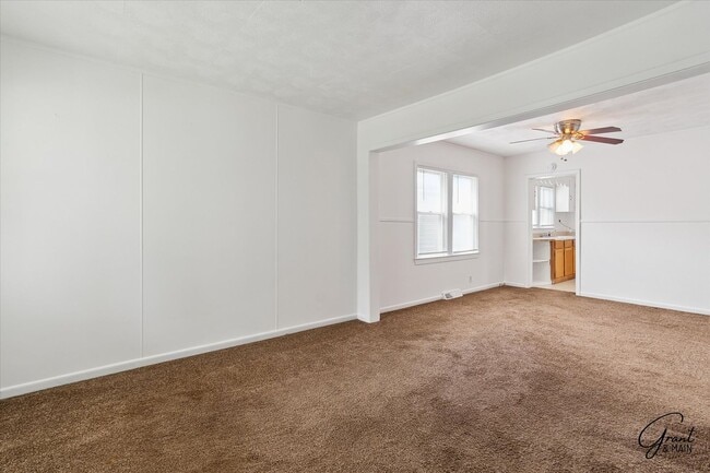 Building Photo - 3 bedroom bungalow $1250
