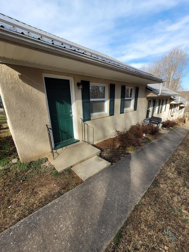 Primary Photo - 1332 Hillcrest Ave