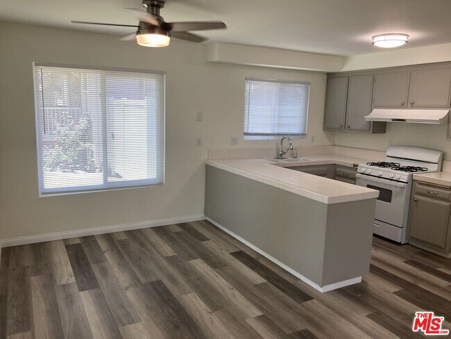 Building Photo - 309 E Cypress St