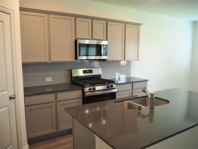 Foto del edificio - 1800 Lake Grove Dr