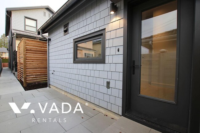 Building Photo - Kerrisdale Laneway House Rental 3-2060 Wes...