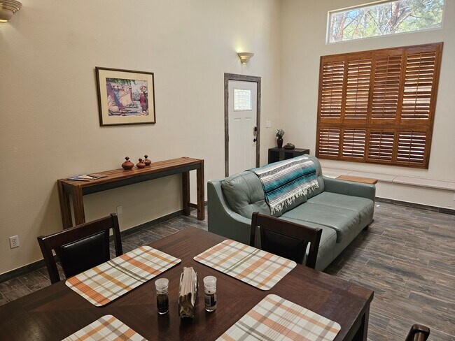 Foto del edificio - 2712 Lookout Ridge Dr
