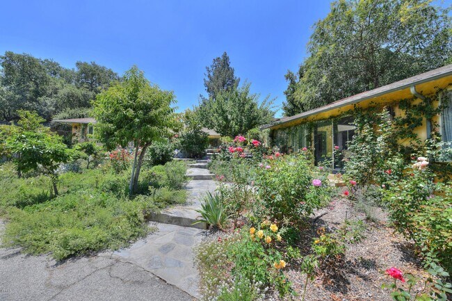 Building Photo - 827 Berkshire Ave