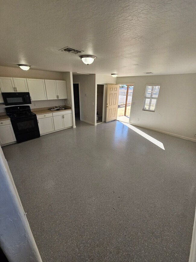 Building Photo - FREE RENT!!    CALL FOR DETAILS!!   ALL  N...