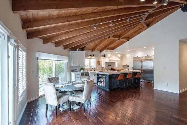 Foto del edificio - 7403 Alverstone Ave