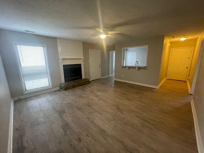 Foto del edificio - 548 Hollyberry Ln