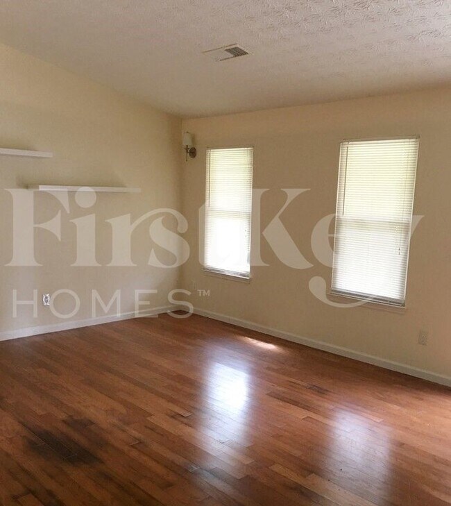Building Photo - 3090 Meadowview Ln