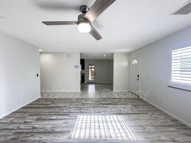 Building Photo - 1240 W Mariposa Ave