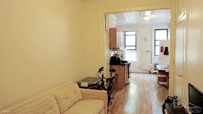 Foto del edificio - 43 Montrose Ave