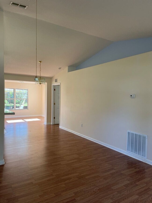 Building Photo - Lovely 3/2 in Lehigh Woods