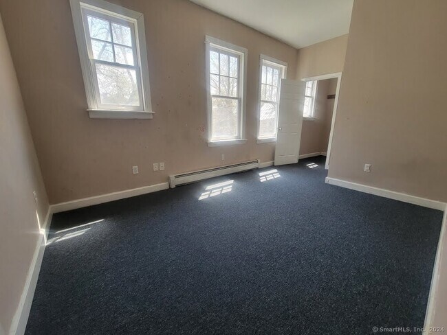 Building Photo - 572 Elm St