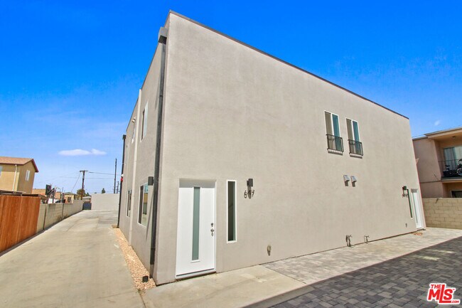 Building Photo - 649 W 92nd St