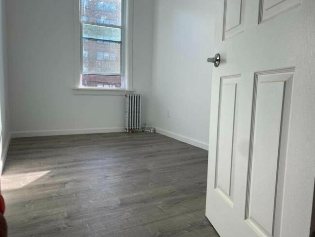 Building Photo - 3 bedroom in BRONX NY 10465