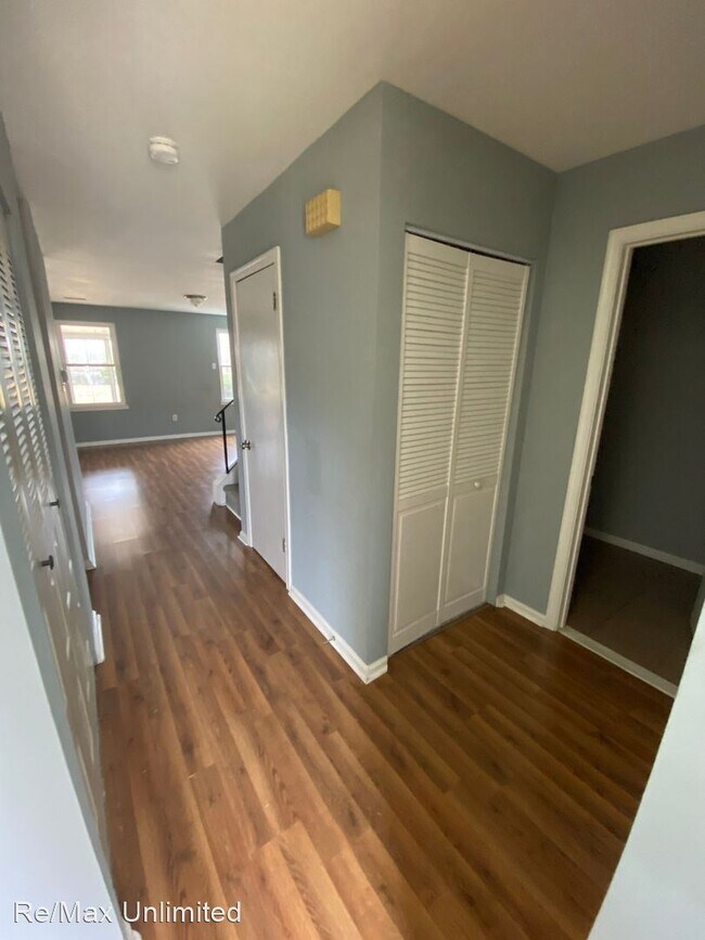 Building Photo - 2 br, 1.5 bath House - 41 River Bank