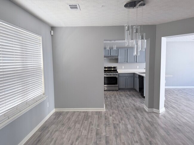 Building Photo - House 4 Beds 3 Baths