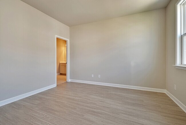 Building Photo - 598 McLernon Trce