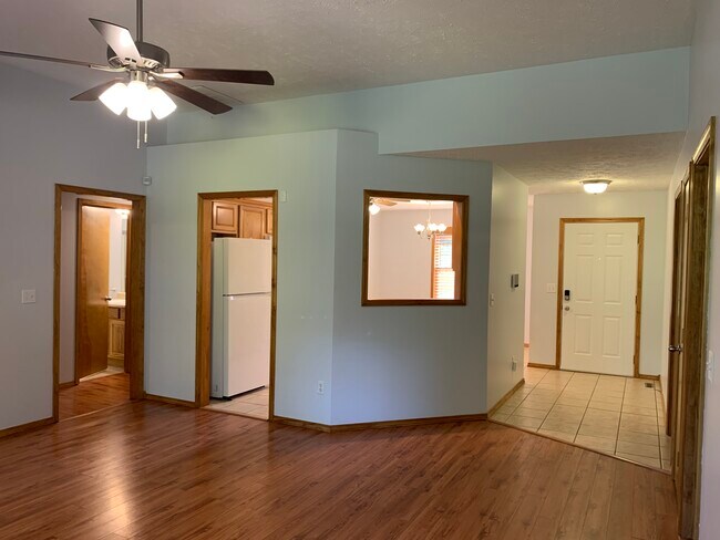Building Photo - 526 S Basswood Ave