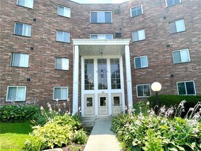 Building Photo - 355 Solon Rd