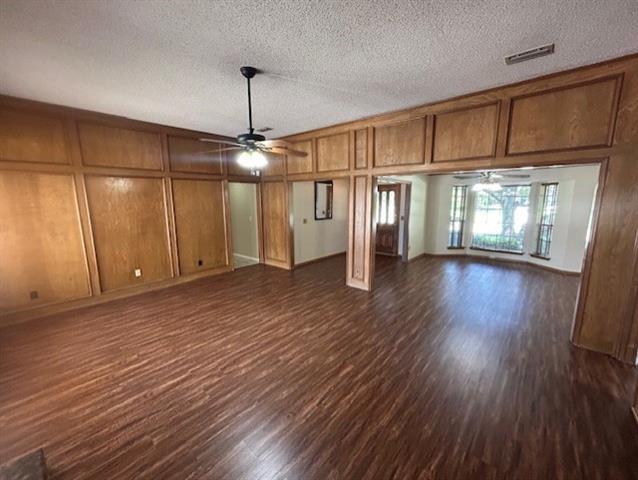 Foto del edificio - 2220 Teakwood Ln