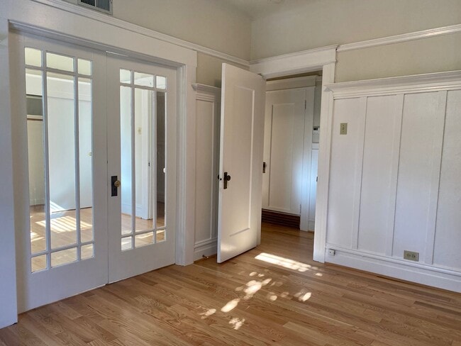 Building Photo - Renovated Top Floor 1BR/1BA. Dual-Pane Bay Windows. Backyard!